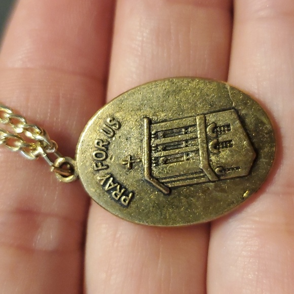 St.Anthony Goldtone Medallion Oval Necklace with Prayer Card - Picture 3 of 8